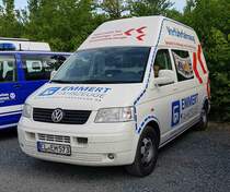 =VW T5 als Vorführfahrzeug der Firma EMMERT, steht auf dem Parkplatz der RettMobil, 05-2022