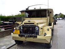 DAF YA 126 Funkwagen
Höhe: 1820-2180 mm, Länge: 4550 mm, Breite: 2100 mm, Gewicht: 3400 kg, Nutzlast: 1000 kg, Max. Gesamtgewicht: 4400 kg
Reichweite: 500 km, Wendekreis: 14,28 Meter., Steigfähigkeit: 65 %, Watfähigkeit: 76 cm., Bodenfreiheit: 42 cm., On-Böschungswinkel: 40 °, Zwei Kraftstofftanks von je 55 Liter
Gesehen in Landgraaf NL am 27.7.2022