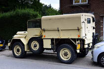 DAF YA 126 Funkwagen
Höhe: 1820-2180 mm, Länge: 4550 mm, Breite: 2100 mm, Gewicht: 3400 kg, Nutzlast: 1000 kg, Max. Gesamtgewicht: 4400 kg
Reichweite: 500 km, Wendekreis: 14,28 Meter., Steigfähigkeit: 65 %, Watfähigkeit: 76 cm., Bodenfreiheit: 42 cm., On-Böschungswinkel: 40 °, Zwei Kraftstofftanks von je 55 Liter
Gesehen in Landgraaf NL am 27.7.2022
