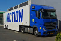 Mercedes Benz Sattelzug, aus den Niederlanden, steht auf einem Parkplatz zum entladen. 08.2022