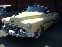 Buick Eight Super 50 Convertible Coupe aus dem Modelljahr 1951 im Farbton old ivory. Die Modellreihe Super 50 war im Modelljahr 1951 die mittlere Baureihe im Verkaufsprospekt von Buick. Darunter rangierte die Modellreihe Super 40 und darüber der Roadmaster 70. Von diesem Convertible Coupe Coupe verkaufte Buick in jenem Modelljahr 8116 Fahrzeuge zu einem Preis ab US$ 2728,00. Der Achtzylinderreihenmotor des Buick  Eight  hat einen Hubraum von 4318 cm³ und leistet 120 PS. Oldtimertreffen Kokerei Zollverein vor einigen Jahren.