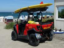 ATV (All Terrain Vehicle) der DLRG, in Timmendorfer Strand am 5.5.2022 /
Modell UXV 450i, 443 cm³, 33 PS, zuschaltbarer Allradantrieb Hersteller: Kymco /  Gewicht ca. 600 kg, zwei Sitzplätze für die Rettungsschwimmer, eine Ladefläche für Rettungsmittel sowie die Befestigung für ein Rettungsbrett und ggf. Spineboard auf dem Dach.
Dieses ATV dient im Einsatzfall der schnellen und vor allem ausgeruhten Zuführung von Rettungsschwimmern / Sanitätspersonal samt Ausrüstung (Norfallkoffer, Sauerstoff, AED) zur Einsatzstelle. Darüber hinaus wird es, insbesondere in der Vor- und Nachsaison für Kontrollfahrten und damit zur verstärkten Präsenz am Strand genutzt /
 (Quelle: DLRG Bundesgeschäftsstelle)
