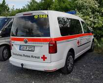 =VW Caddy vom DRK KV WESERMÜNDE, gesehen auf dem Parkplatz der RettMobil, 05-2022