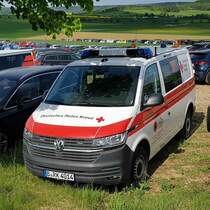 =VW T 6 des DRK, aus der ZIVILSCHUTZRESERVE DES BUNDES, gesehen auf dem Parkplatz der RettMobil, 05-2022