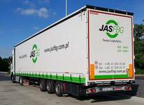 =Scania-Sattelzug des Logistikers JASFBG aus Polen rastet an der A 7 im Mai 2022