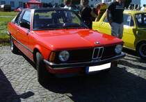 BMW 316 TC der Baureihe E21 im Farbton iberischrot. Die Modellreihe E21 wurde im Jahr 1975 vorgestellt und war sofort ein Verkaufsschlager. Seit Herbst 1977 verwandelte die Karosseriefabrik Baur/Stuttgart die 3´er BMW´s der Baureihe E21 in Targa Cabriolets (TC). Diese besaßen zwischen Frontscheibe und Überrollbügel ein herausnehmbares Dachteil sowie über dem Rücksitz ein Faltverdeck. Trotz des Aufpreises von ca. DM 6000,00 entstanden rund 3000 solcher TC genannten Fahrzeuge (alle lieferbaren Motorisierungen). Der Vierzylinderreihenmotor des 316´er hat einen Hubraum von 1573 cm³ und leistet 90 PS. Die Höchstgeschwindigkeit der normalen Limousine wurde mit 167 km/h angegeben. Aufgrund des höheren Gewichtes dürfte diese beim Baur TC bei ca. 160 km/h liegen. Oldtimertreffen am Flughafen Essen/Mülheim am 07.08.2022.