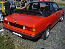 Heckansicht eines Heckansicht eines BMW 316 TC der Baureihe E21 im Farbton iberischrot. Oldtimertreffen am Flughafen Essen/Mülheim am 07.08.2022.