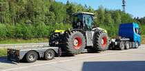 =Scania-Sattelzug der Spedition REILING transportiert einen Claas Xerion, 05-2022