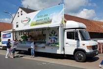 =MB Vario der Molkerei HOCHWALD steht im Mai 2022 beim Centmarkt in Hofbieber