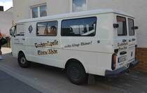 =VW LT der TRACHTENKAPELLE ELTERS steht im Mai 2022 beim Centmarkt in Hofbieber