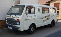 =VW LT der TRACHTENKAPELLE ELTERS steht im Mai 2022 beim Centmarkt in Hofbieber