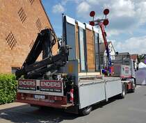 =Iveco-Sattelzug der Firma ENDERS steht im Mai 2022 beim Centmarkt in Hofbieber