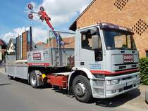 =Iveco-Sattelzug der Firma ENDERS steht im Mai 2022 beim Centmarkt in Hofbieber