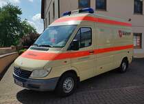 =MB Sprinter der MALTESER OG HOFBIEBER steht im Mai 2022 beim Centmarkt in Hofbieber