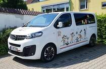 =Opel Vivaro C als Kita-Bus der Gemeinde HOFBIEBER, gesehen im Mai 2022 beim Centmarkt 
