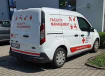 =Ford Tourneo Connect des DRK FULDA, gesehen im Mai 2022 beim Centmarkt in Hofbieber