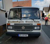 =VW LT der TRACHTENKAPELLE ELTERS steht im Mai 2022 beim Centmarkt in Hofbieber