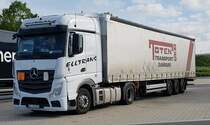 =MB Actros der Spedition ELLTRANS rastet mit einem Sattelauflieger von TOTENTRANSPORT, 05-2022