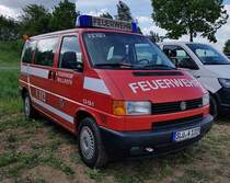 =VW T5 als MTW der Feuerwehr WALLROTH, steht im Mai 2022 auf dem Parkplatz der RettMobil