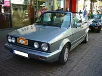 VW Golf 1 Cabriolet aus dem Jahr 1989. Das Golf 1 Cabriolet wurde von März 1979 bis in den Sommer 1993 bei Karmann in Osnabrück montiert. Also auch nachdem nachdem der Golf 1 im August 1983 durch den VW Golf 2 abgelöst wurde. Das abgelichtete Golf Cabriolet hat einen Hubraum von 1781 cm³ und leistet 98 PS. Die Höchstgeschwindigkeit wurde mit 166 km/h angegeben. 9. Saarner Oldtimer Cup am 07.08.2022.