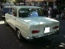 Heckansicht einer Alfa Romeo Giulia 1300 Super im Farbton bianco, gebaut in den Jahren von 1964 bis 1971. Um, die im Jahr 1962 vorgestellte Giulia, auch weniger betuchten Kunden zugänglich zu machen (billig war die Giulia ja nie), bot man ab 1964 diese spartanischer ausgestattete Version mit einem 1.3l Motor an. Der Vierzylinderreihenmotor mit Doppelnockenwellen hat einen Hubraum von 1290 cm³ und leistet zwischen 85 PS und 89 PS. 9. Saarner Oldtimer Cup am 07.08.2022.