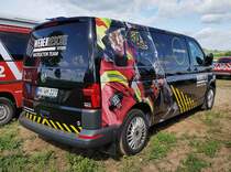 =VW T6 des Ausstellers WEBER-RESCUE steht auf dem Parkplatz der RettMobil im Mai 2022
