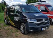 =VW T6 des Ausstellers WEBER-RESCUE steht auf dem Parkplatz der RettMobil im Mai 2022