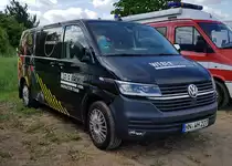 =VW T6 des Ausstellers WEBER-RESCUE steht auf dem Parkplatz der RettMobil im Mai 2022