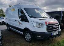 =Ford Transit der Firma COMET steht auf dem Parkplatz der RettMobil im Mai 2022