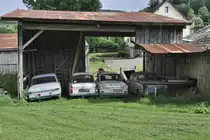 Scheunenfund, Belgien, deutschsprachige Gemeinschaft der wallonischen Region. ein Ford 12m und dreiTrabis sind in einer Scheune bei Burg Reuland abgestellt. Fotografiert vom Vennbahn Radweg aus am 8.8.2012