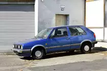 VW Golf 2, am 14.8.2022 in Geilenkirschen ohne Zulassung in einer Einfahrt.