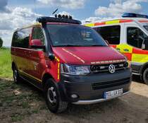 =VW T 5 als Einsatzfahrzeug für den Brand- und Katastrophenschutz des Landkreises MILTENBERG, gesehen auf dem Parkplatz der RettMobil im Mai 2022