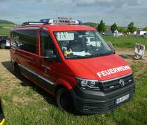 =VW Crafter als Mehrzweckfahrzeug der Feuerwehr WEIBERSBRUNN, gesehen auf dem Parkplatz der RettMobil im Mai 2022