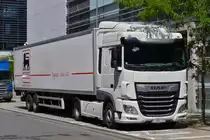 DAF XF Sattelzug mit einem Auflieger von Delhaize, steht beim Gesch�ft zum Entladen bereit. 07.2022
