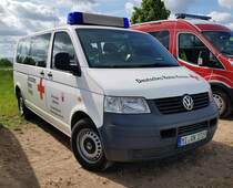 =VW T 5 vom DRK OV LÜBBECKE, abgestellt auf dem Parkplatz der RettMobil im Mai 2022