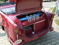 Auch eine M�glichkeit der Barunterbringung.Ein altes Trabantheck tut es auch. Hartmannsdorf am Nutzfahrzeugmuseum