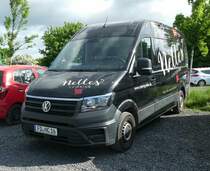 =VW Crafter von NELLES CATERING, abgestellt auf dem Parkplatz der RettMobil im Mai 2022