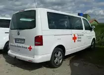 =VW T5 vom Bundesverband des DRK, steht auf dem Parkplatz der RettMobil im Mai 2022