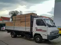 Nissan Trade, in Ungarn fotografiert (03.2021). Das Fahrzeug wurde anscheinend aus Italien (Südtirol) importiert.