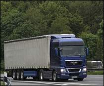 Starker L�we: MAN TGX 18.540XXL ist durch das Sauerland unterwegs.
