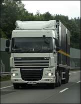 Fahrzeuge von den britschen Inseln sind ehr selten auf der A45 anzutreffen. Am 16.05.2009 waren gleich zwei Lkw&acute;s durch das Sauerland in Richtung Ruhrgebiet unterwegs. DAF XF105.410SC  SpaceCab  mit Containersattel.

