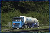 VOLVO FH 400PS Euro5 der AIR LIQUIDE transportiert Helium in einem Trankauflieger in Richtung Hagen. Sehr gelungen ist der Schriftzug, in diesem Fall Helium. Der Schriftzug zeigt ein Bild des Stoffes....
