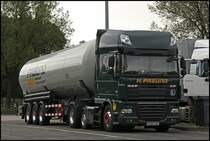 DAF XF105.510SCC  SuperSpaceCab  der K�lner FREUD Transporte auf dem Rasthof Sauerland-West. Man beachte die zweite Achse...
