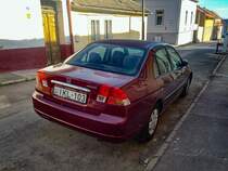 Rückansicht: Honda Civic Mk7 Sedan in Radiant Ruby Red. Die Aufnahme stammt von März, 2021.