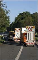 Aufbau einer Arbeitsstelle: Bevor die Absperrtafel aufgestellt werden kann m�ssen die  Vorwahrner  aufgestellt werden... (18.05.2009)