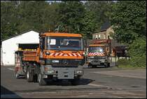 Endlich mal wieder Sonne im Sauerland: Mercedes Actros 1831 mit Absperrtafel und Atego 1828 sonnen sich in der Morgensonne des 18.05.2009.