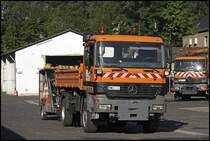 Endlich mal wieder Sonne im Sauerland: Mercedes Actros 1831 mit Absperrtafel und Atego 1828 sonnen sich in der Morgensonne des 18.05.2009.


