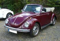 VW Typ 15  1302 LS , besser bekannt als  Käfer-Cabriolet  aus dem Modelljahr 1972. Vom Käfer-Cabriolet verkaufte das Volkswagenwerk in diesem Modelljahr genau 14.870 Fahrzeuge. Der im Heck verbaute Vierzylinderboxermotor leistet 50 PS aus einem Hubraum von 1584 cm³. Besucherparkplatz des Flughafens Essen/Mülheim an der Ruhr am 04.09.2022.