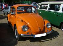 VW 1200  Sparkäfer , der Modelljahre 1967 bis 1973 im Farbton brilliantorange. Die damalige wirtschaftliche Rezession veranlasste die VW AG Anfang des Jahres 1967, wieder ein  abgespecktes  Modell auf den Markt zu bringen. Der Wagen war recht bescheiden ausgestattet und mit dem schwachbrüstigen, gebläsegekühlten Vierzylinderboxermotor ausgerüstet. Dieser Motor hat einen Hubraum von 1192 cm³ und leistet 34 PS. 8. Oldtimertreffen des AMC Duisburg am 04.09.2022.