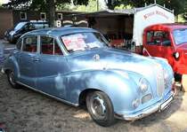 BMW 502, gebaut von 1954 bis 1961. Der 502 basierte auf dem bereits 1952 vorgestellten 501. Er war aber mit mehr Chromschmuck, serienmäßigen Blinkern, eingebauten Nebelleuchten und vor allem, mit einem V8-Motor mit einem Hubraum von 2580 cm³ und einer Leistung von 100 PS ausgerüstet. 8. Oldtimertreffen des AMC Duisburg am 04.09.2022.